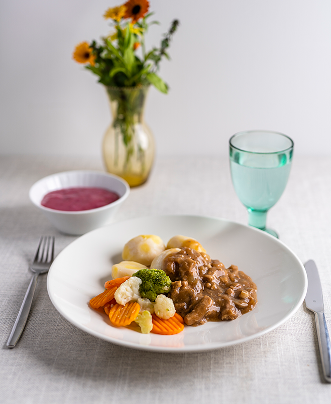Valmis ateria katettuna pöytään